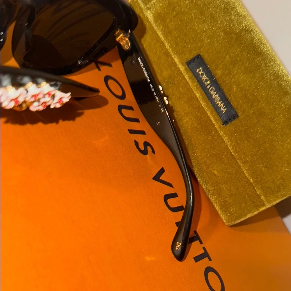 Dolce & Gabbana Black Sunglasses perfect condition!! - Picture 3 of 4